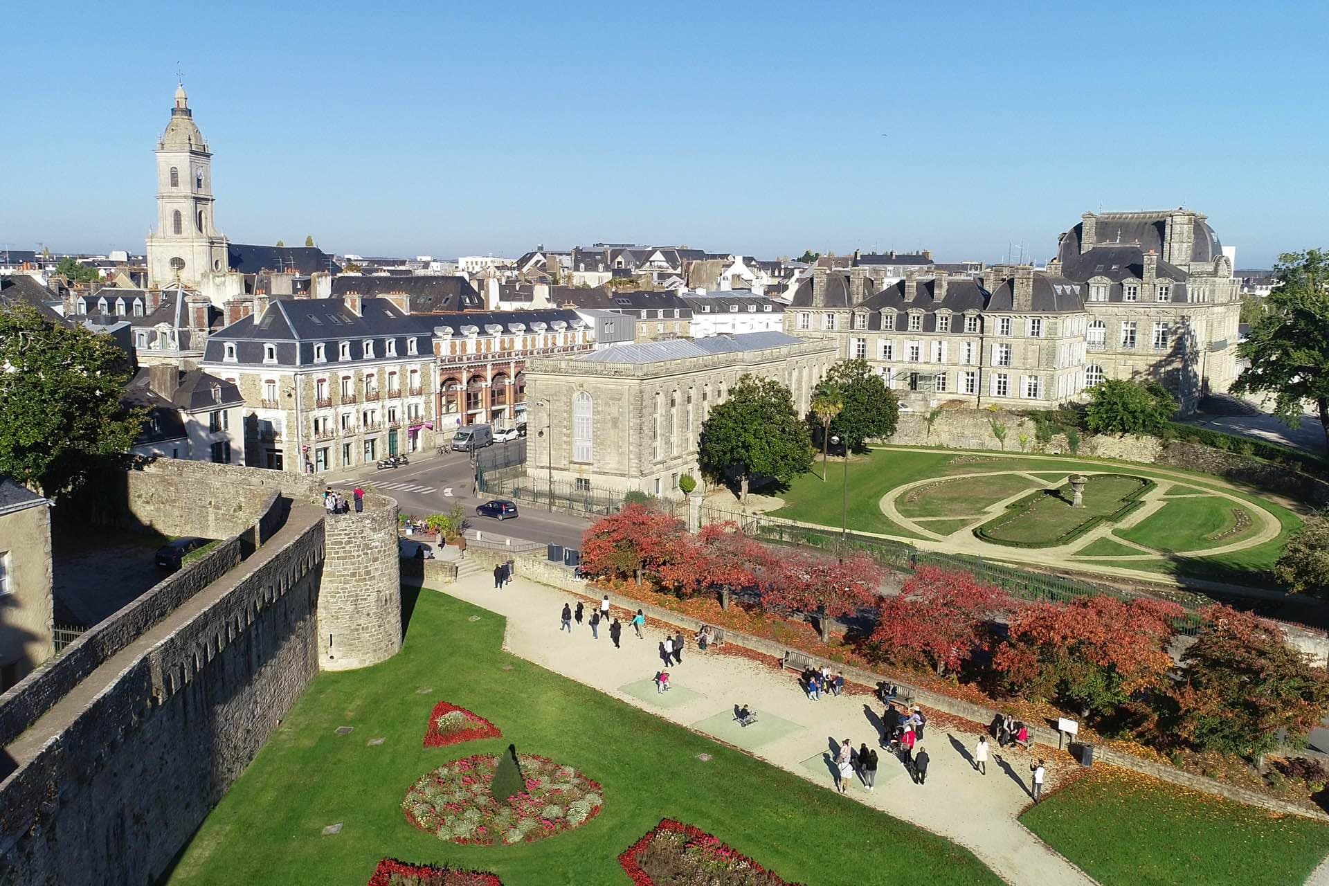 Vue sur les remparts de Vannes depuis le Petit Train
