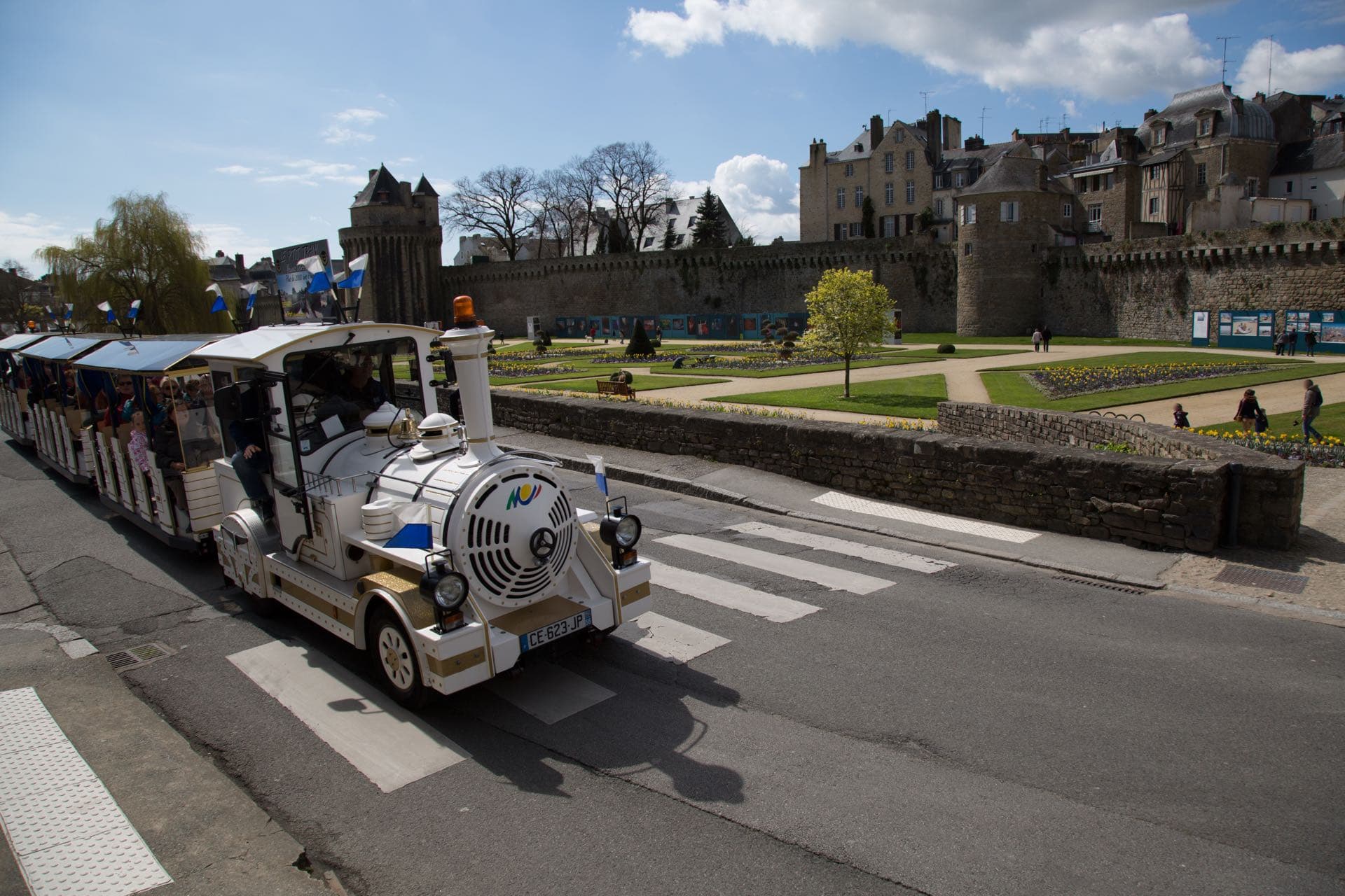 Le Petit Train de Vannes longeant les remparts
