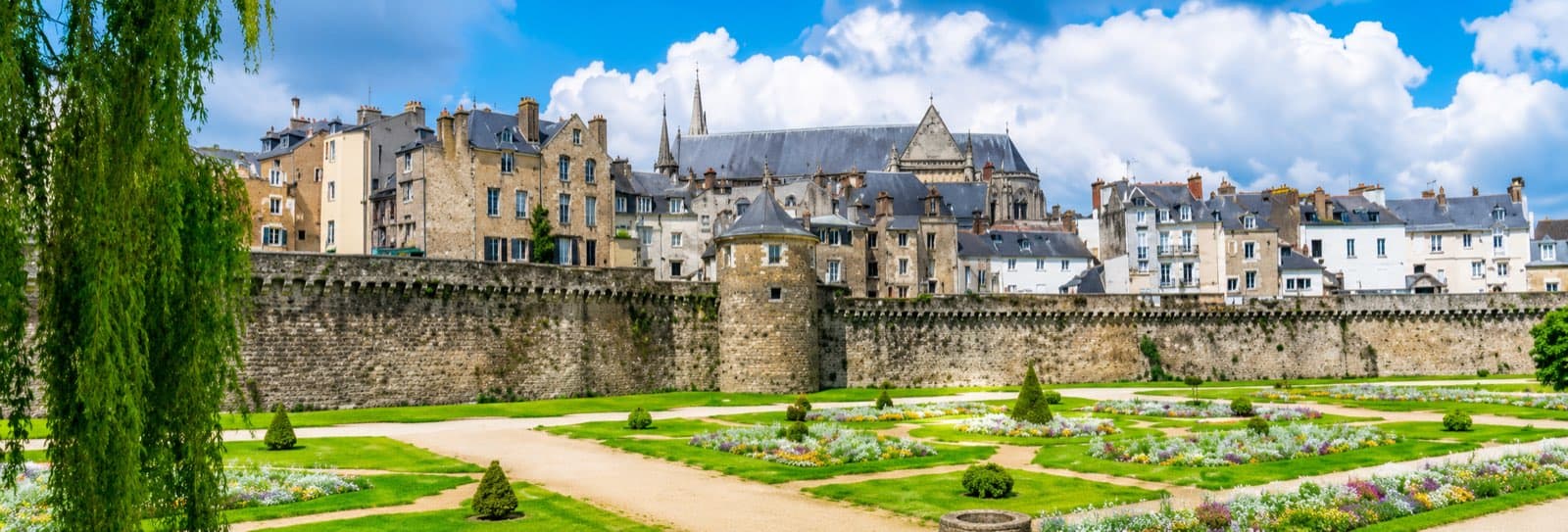 Les remparts de Vannes vus depuis le Petit Train